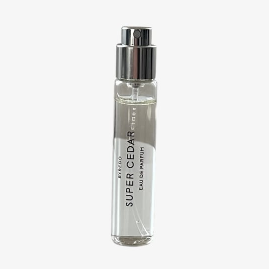 Reisi suuruses pudel Byredo super cedar edp
