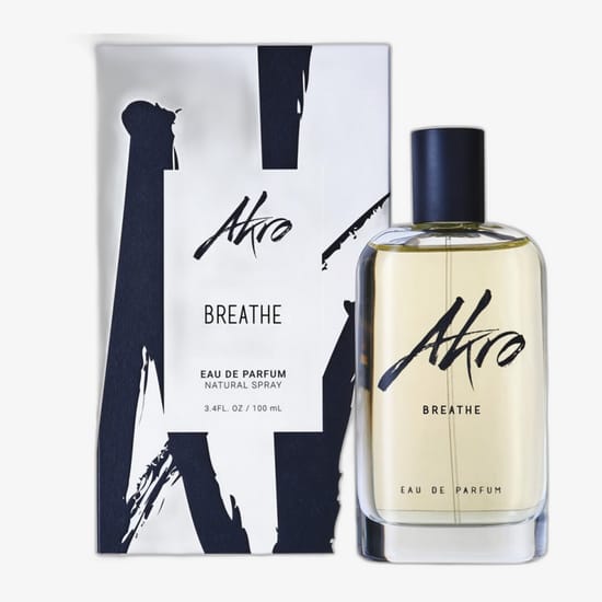 Originaalpakend Akro Breathe EDP parfüümile põhjaliku detailvaatega Elegantne Akro Breathe EDP pudel, mis toob esile värske disaini