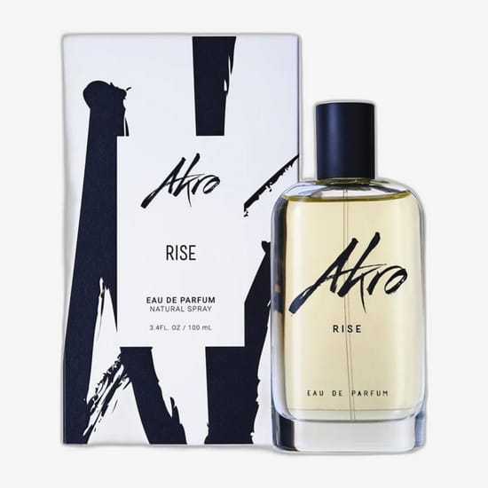 Бутылка парфюма Akro Rise EDP вблизи