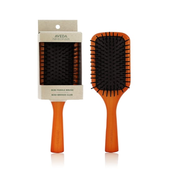 Мини-щётка Aveda Wooden Paddle Brush Mini в стильном дизайне Крупный план мини-щётки Aveda Wooden Paddle Brush