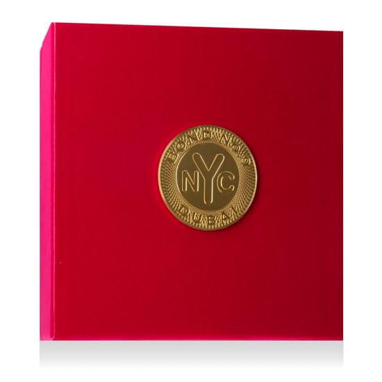 Bond No. 9 Dubai Garnet EDP pudel lähedalt