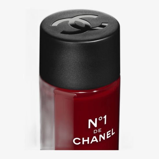 Бутылка сыворотки для глаз Chanel N°1 De Chanel крупным планом
