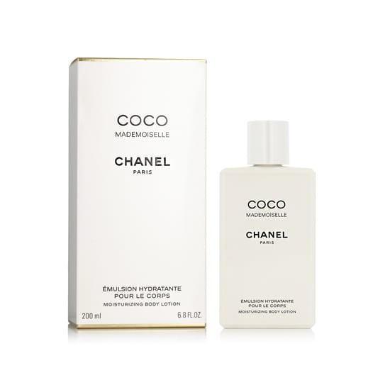 Õrnalt kumav Chanel Coco Mademoiselle kehakreemi pudel minimalistliku stiiliga