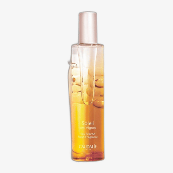 Парфюм Caudalie Soleil des Vignes Eau Fraîche в оригинальной упаковке Бутылка Caudalie Soleil des Vignes Eau Fraîche на белом фоне