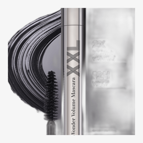 Detail of Clarins Wonder Volume Mascara XXL brush in Extreme Black