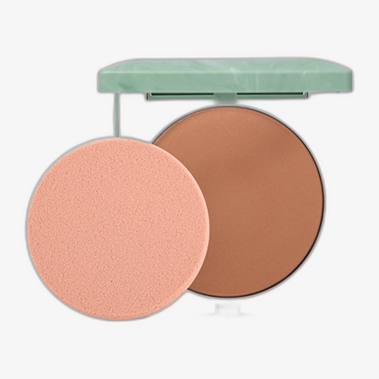 Крупный план компактной пудры Clinique Stay-Matte Sheer в оттенке 04 Stay Honey