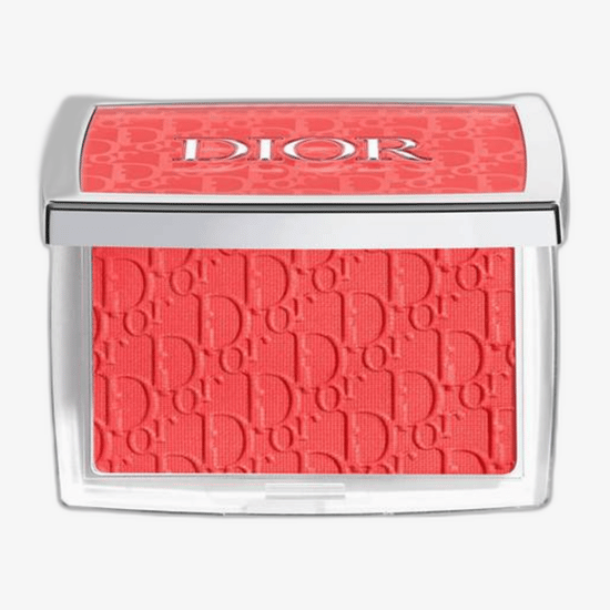 Dior Backstage Rosy Glow (015 Cherry) originaalpakend koos tunnusliku kirsitooni põsepunaga Dior Backstage Rosy Glow (015 Cherry) põsepuna lähedalt, kerge ja õhuline tekstuur