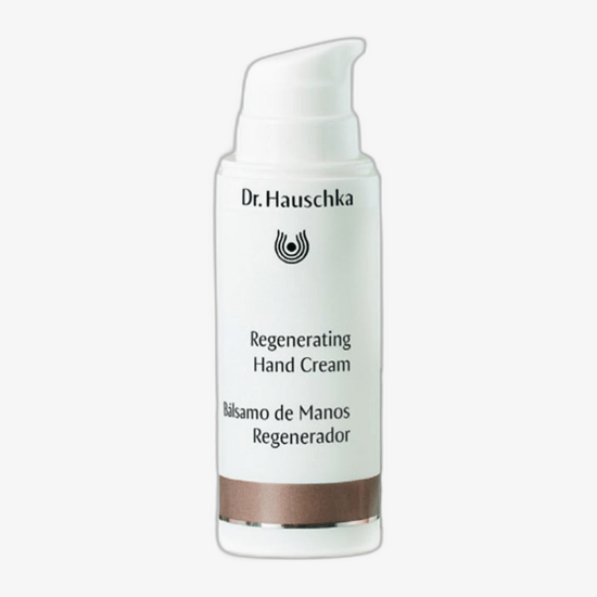 Тюбик крема для рук Dr. Hauschka Regenerating крупным планом
