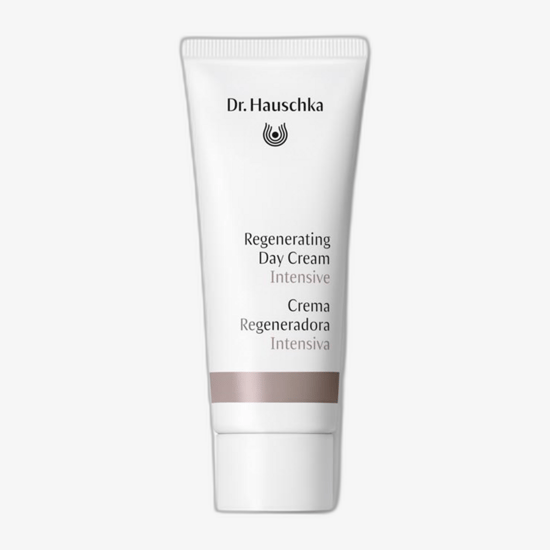 Крупный план банки с Dr. Hauschka Регенерирующим интенсивным дневным кремом