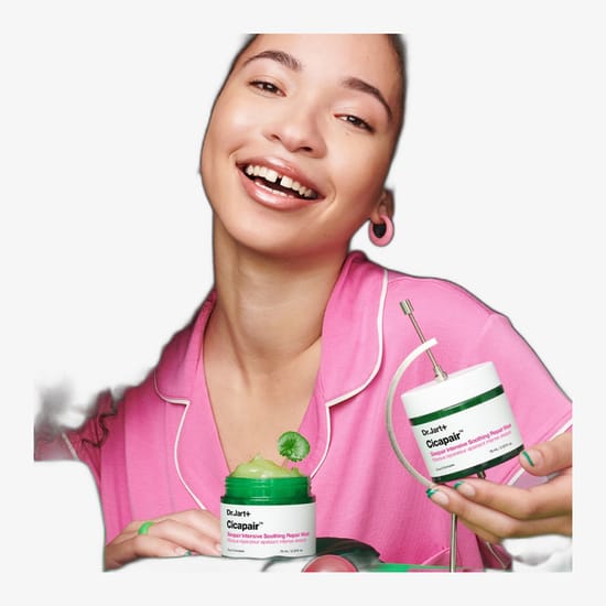 Ближайший план упаковки успокаивающей маски Dr.Jart+ Cicapair™ Intensive Soothing Repair Serum Mask