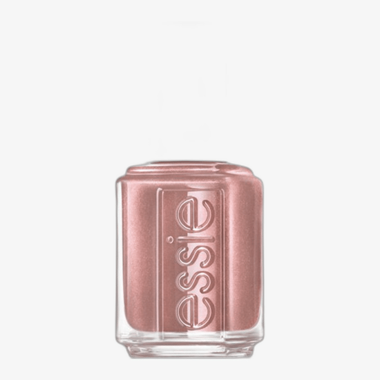 Флакон ESSIE Penny Talk с выразительным медно-розовым металликом на фоне светлого маникюра