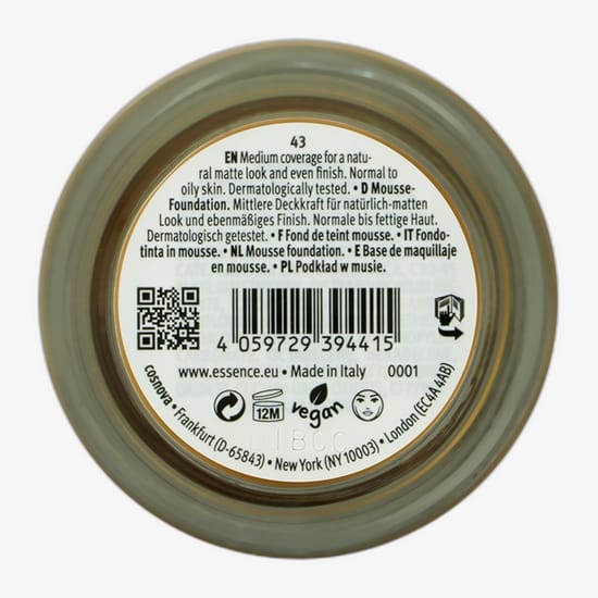Крупный план Essence Natural Matte Mousse Foundation (15) в стильной упаковке