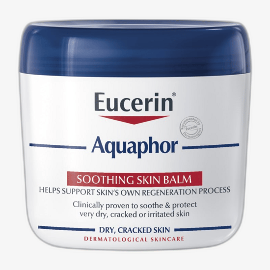 Тюбик успокаивающего бальзама Eucerin Aquaphor крупным планом