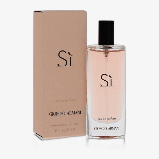 Элегантный флакон Giorgio Armani Sì EDP крупным планом