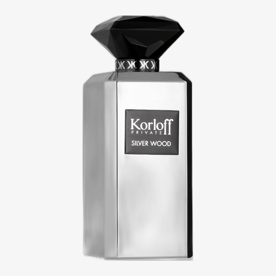 Флакон Korloff Silver Wood EDP на светлом фоне с отражением
