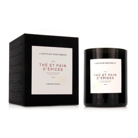L'Artisan Parfumeur Thé et Pain D'Épices küünla pakendi detailid Elegantne L'Artisan Parfumeur Thé et Pain D'Épices küünal stiilses keskkonnas