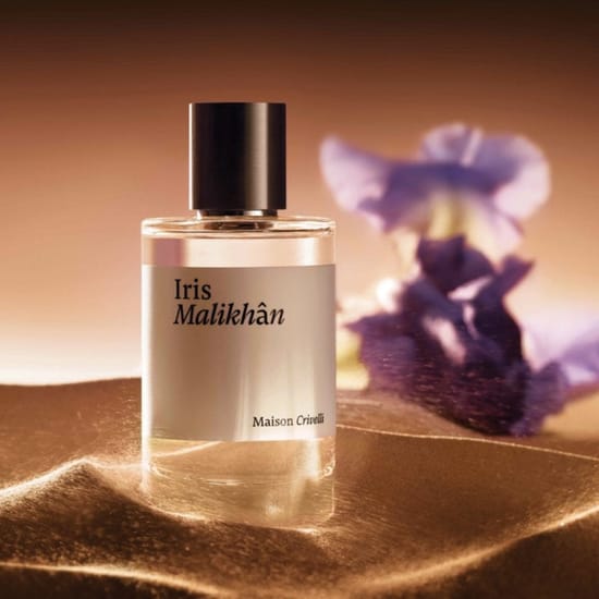Бутылка парфюма Maison Crivelli Iris Malikhân крупным планом