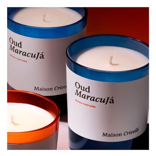 Maison Crivelli Oud Maracujá – упаковка ароматической свечи премиум качества Maison Crivelli Oud Maracujá – элегантная ароматическая свеча в современной обстановке