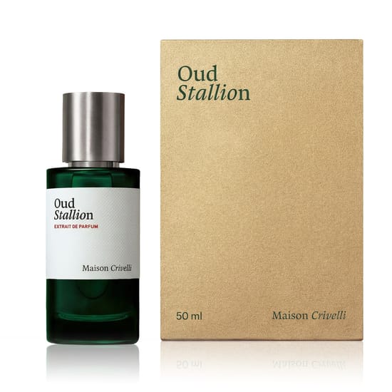 Современный лаконичный дизайн Maison Crivelli Oud Stallion EP, отражающий минималистичную эстетику Элегантный флакон Maison Crivelli Oud Stallion EP на светлом фоне, подчеркивающий чистоту и современность дизайна
