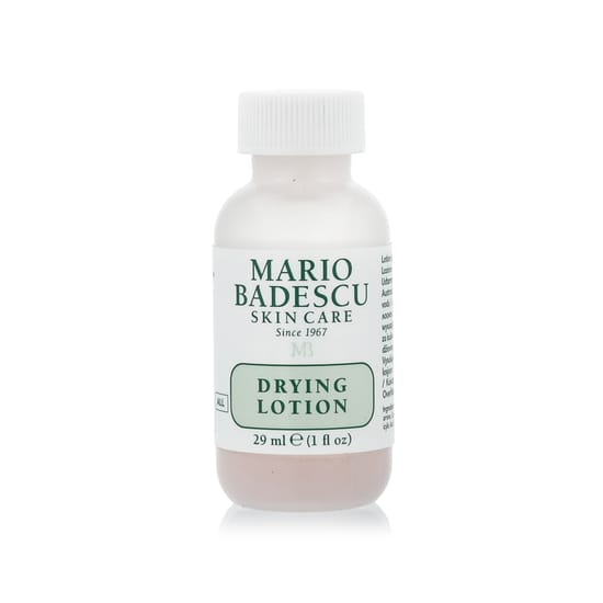 Оригинальная упаковка лосьона Mario Badescu Drying Lotion Крупный план флакона лосьона Mario Badescu Drying Lotion