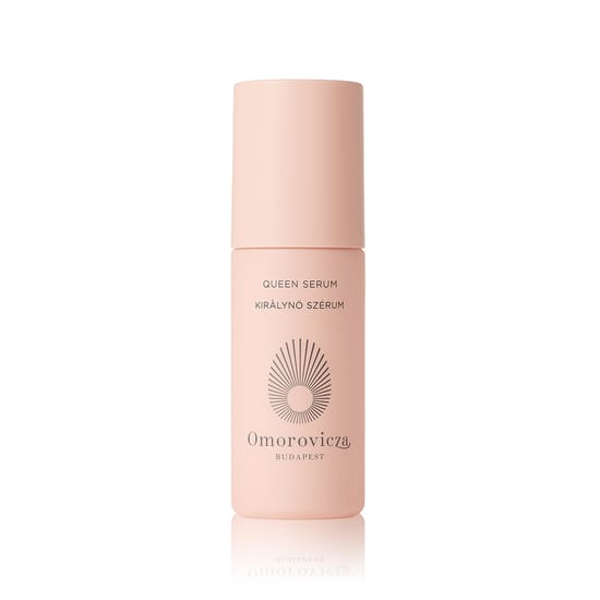 Флакон сыворотки Omorovicza Queen Serum крупным планом, текстура легкой сыворотки на коже