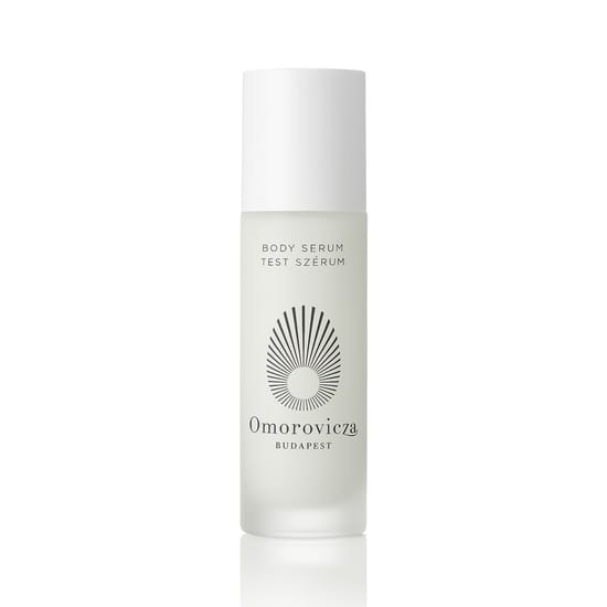 Omorovicza Body Serum – оригинальная упаковка сыворотки для тела Флакон Omorovicza Body Serum – легкая текстура сыворотки для тела крупным планом