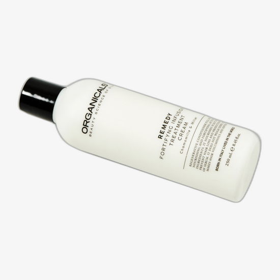 Organicals® REMEDY Fortifying Infusion Treatment Cream 1000 ml detailvaade, juuksekreemi tekstuur, kasutuses juustel