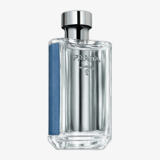 Lahtipakitud pudel Prada L'Homme L'Eau EDT-lõhnast lähedalt