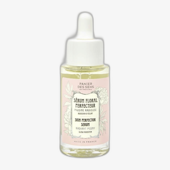 Бутылочка сыворотки Radiant Peony Skin Perfector от Panier des Sens крупным планом
