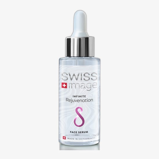 Крупный план флакона сыворотки SWISS Image Infinite Rejuvenation для лица