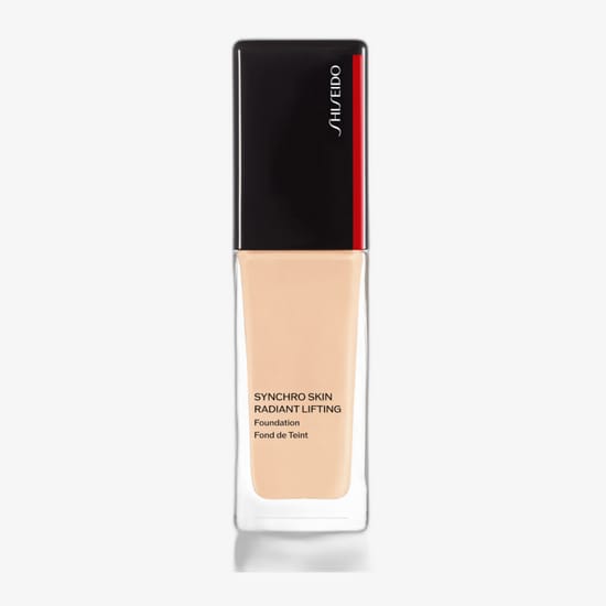 Shiseido Synchro Skin Radiant Lifting Foundation pudeli lähivõte