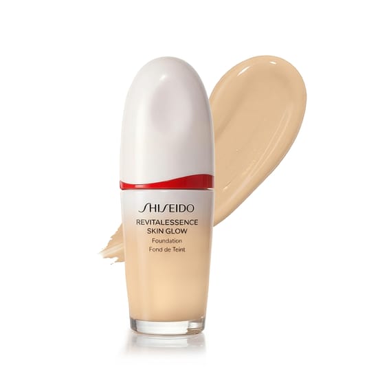 Packaging of Shiseido Revitalessence Skin Glow Foundation Close-up of Shiseido Revitalessence Skin Glow Foundation SPF 30 PA+++