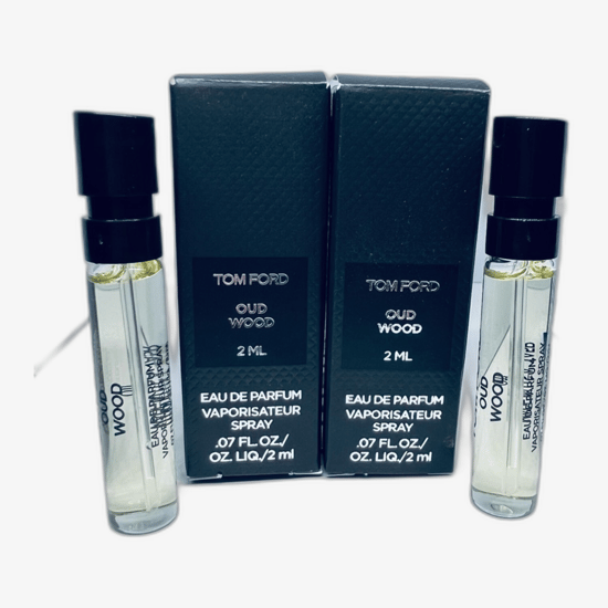 Спрей-пробник Tom Ford Oud Wood EDP крупным планом — изысканный минималистичный дизайн