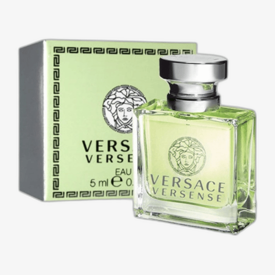 Детальный крупный план мини-флакона Versace Versense EDT с прозрачной жидкостью и минималистичным дизайном