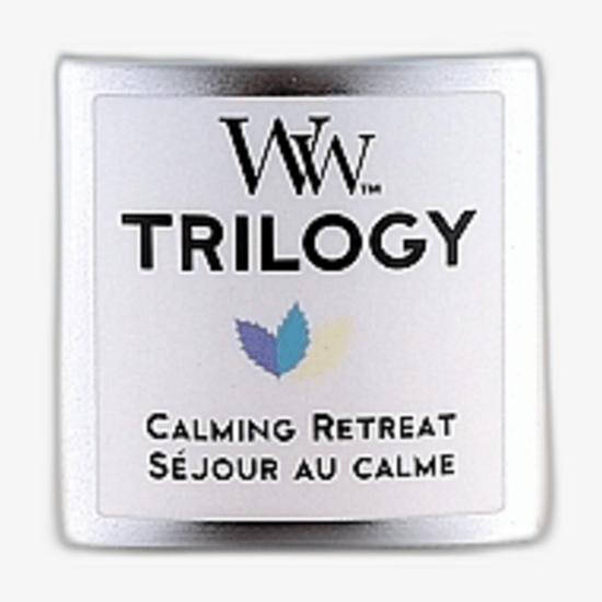 Большая арома-свеча Woodwick Trilogy Calming Retreat в элегантной обстановке