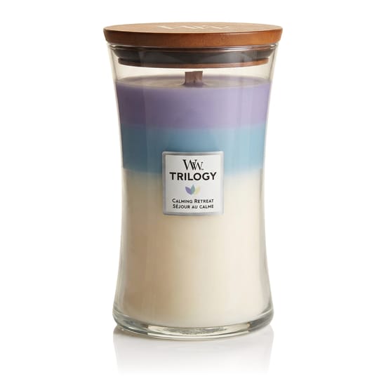 Большая арома-свеча Woodwick Trilogy Calming Retreat в элегантной обстановке