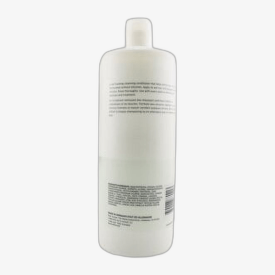 Флакон Wella Nutricurls Waves & Curls Cleansing Conditioner на фоне локонов
