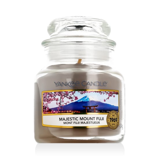 крупный план ароматической свечи Yankee Candle Majestic Mount Fuji в маленькой банке