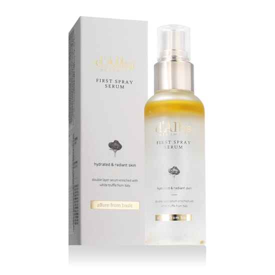 Упаковка сыворотки d'Alba White Truffle First Spray Serum Ближний план флакона сыворотки d'Alba White Truffle First Spray Serum