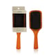 Мини-щётка Aveda Wooden Paddle Brush Mini в стильном дизайне Крупный план мини-щётки Aveda Wooden Paddle Brush