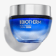 Lähedalt vaade Biotherm Blue Therapy öökreemi tekstuurile ja pakendile