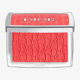 Dior Backstage Rosy Glow (015 Cherry) originaalpakend koos tunnusliku kirsitooni põsepunaga Dior Backstage Rosy Glow (015 Cherry) põsepuna lähedalt, kerge ja õhuline tekstuur