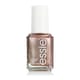 Флакон ESSIE Penny Talk с выразительным медно-розовым металликом на фоне светлого маникюра