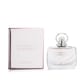 Бутылка Estée Lauder Beautiful Magnolia EDP вблизи на белом фоне