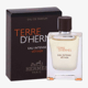 Крупный план миниатюрного флакона Hermès Terre D'Hermès Eau Intense Vétiver