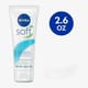 Упаковка Nivea Soft 48H увлажняющего крема Баночка с Nivea Soft 48H увлажняющим кремом крупным планом