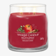Yankee Candle punane õunapärg keskmise purgiga küünal lähedalt vaadelduna